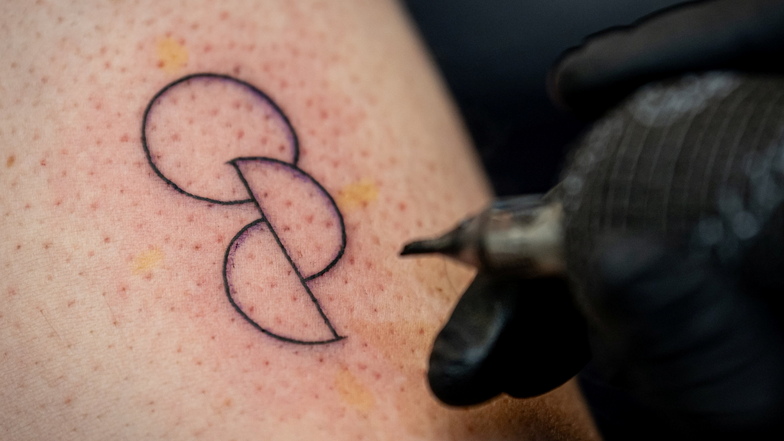Abgeordnete lassen sich Organspende-Tattoos im Bundestag tätowieren