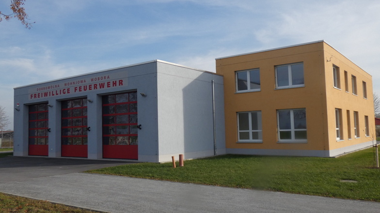 Modern und praktisch ist das neue Feuerwehrgerätehaus in Kleinbautzen, das kürzlich offiziell übergeben wurde. Dennoch gibt es deswegen Ärger.