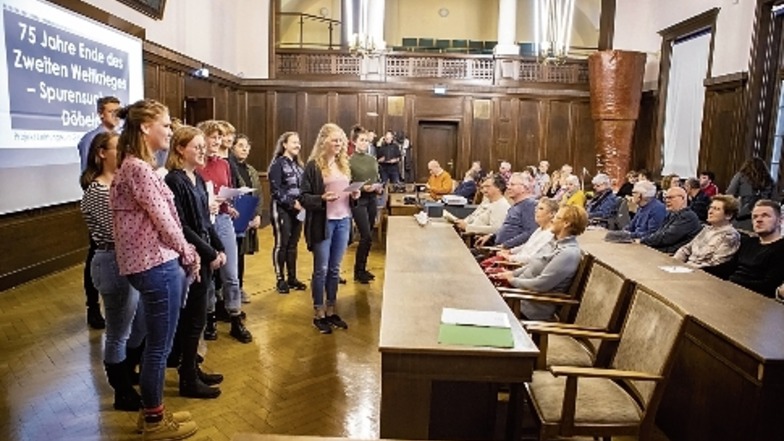 Die Schüler des Leistungskurses Geschichte des Lessing-Gymnasiums haben zum Ende des Zweiten Weltkrieges in Döbeln recherchiert und einen Vortrag gehalten.
