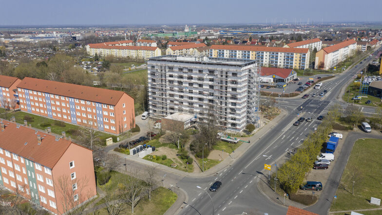 Hochhaus von oben: In das Objekt Chemnitzer Straße 2 investiert die WGR fünf Millionen Euro. In der Bildmitte ist die Chemnitzer Straße zu sehen, dahinter der Einkaufsmarkt an der Rostocker Straße.