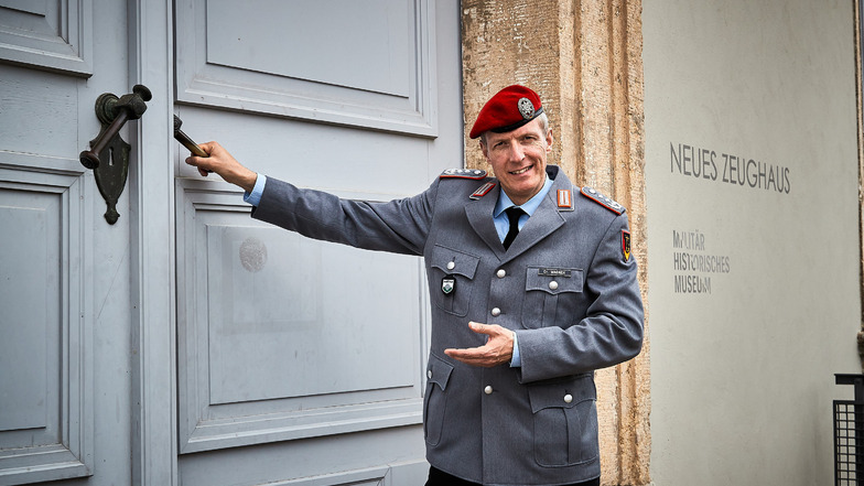 Bitte eintreten: Oberst Armin Wagner, Direktor des Militärhistorischen Museums der Bundeswehr, öffnet die Pforte zur Außenstelle Neues Zeughaus.