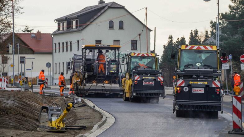 Hochbetrieb auf der Baustelle der B 98 in Rammenau: Noch vor Weihnachten soll die Straße für den Verkehr in beide Fahrtrichtungen freigegeben werden.