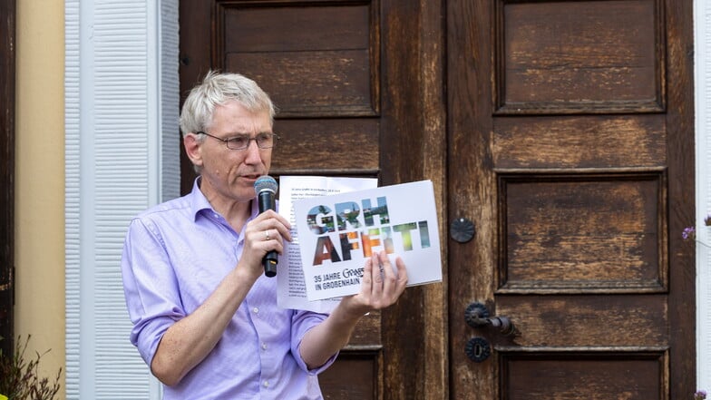 Museumsleiter Jens Schulze-Forster präsentiert das Buch zur Schau.