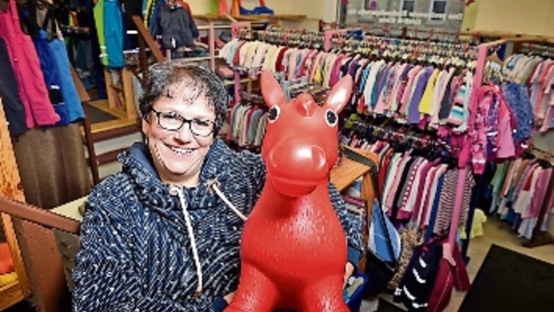 Yvonne Thill verkauft in ihrem Laden am Wettinplatz Kleidung, Spielzeug und Kinderwagen. Vor 15 Jahren hatte sie klein angefangen.