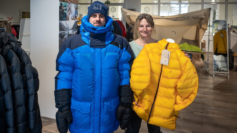 Nordisk-Mitarbeiter Falk Scholze mit einer Expeditionsjacke und Standortleiterin Cornelia Buhse zeigen Produkte für den Werksverkauf der Nordisk-Manufaktur in der Rauschwalder Straße 42/43 in Görlitz.