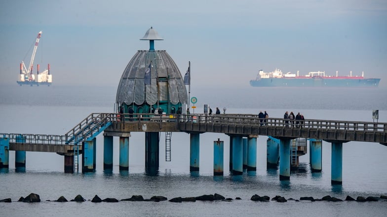 Die Offshore-Arbeitsplattform "JB119" und der LNG Tanker "Seapeak Hispania" liegt auf der Ostsee vor dem Ostseebad Sellin.