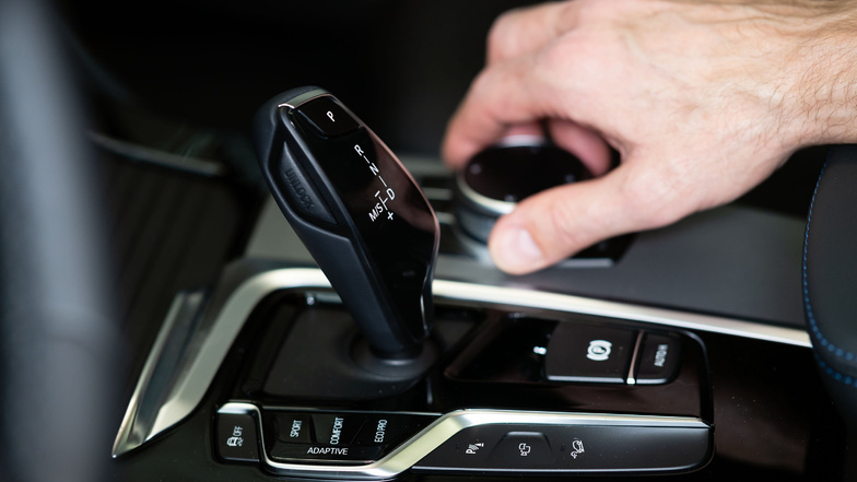 Automatikgetriebe sind bei E-Autos Standard. Deswegen sollen Fahrschüler künftig die Prüfung in einem Auto mit Automatikgebtriebe absolvieren können.