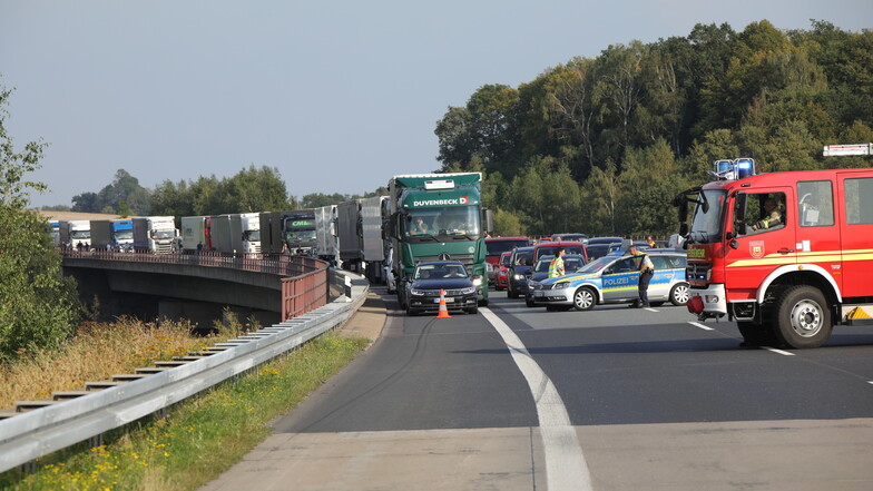 Die Autobahn war in Richtung Chemnitz gesperrt. Es bildete sich ein zirka 15 Kilometer langer Stau. 