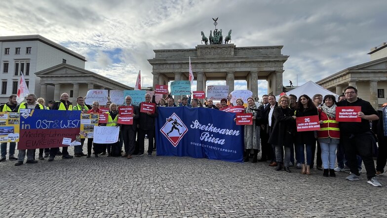 Beschäftigte von Teigwaren Riesa protestieren am Brandenburger Tor