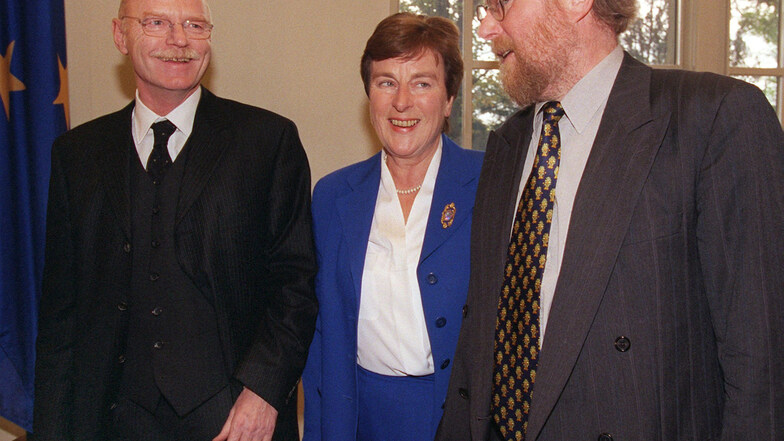 Anke Fuchs im Jahr 1998 mit Peter Struck (l.) und Wolfgang Thierse (v.l.).