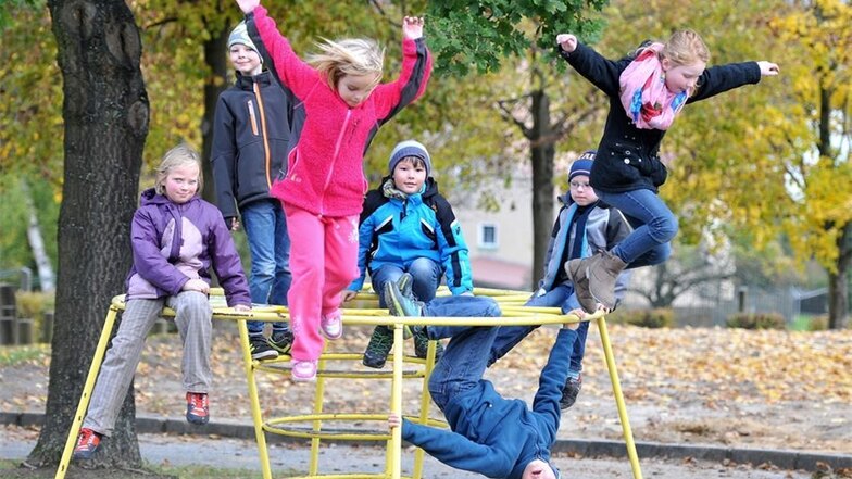 Kinder toben auf einem Klettergerüst im Olbersdorfer integrativen Kinderhaus „Spielkiste“. Sie bekommen nichts mit von den Problemen ihrer Erzieher und Erzieherinnen, denen die Arbeit immer mehr über den Kopf wächst.