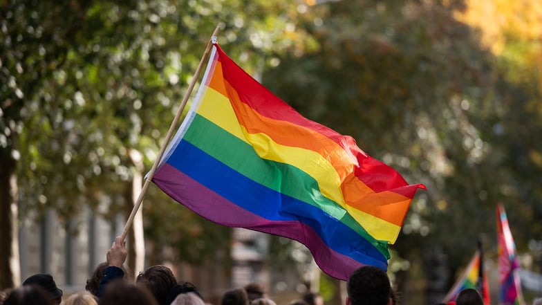 Die Regenbogenfahne wird am 17. Mai, dem Tag gegen Homophobie und Transphobie, am Kirchturm St. Marien in Pirna hängen.