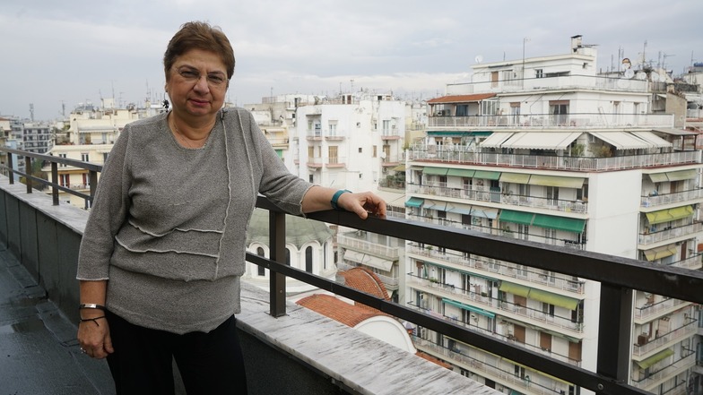 Sofia Aslanidou ist Vorsitzende des städtischen Flüchtlingsrats . Vom Balkon ihres Büros im achten Stock hat sie Ausblick über Thessaloniki.