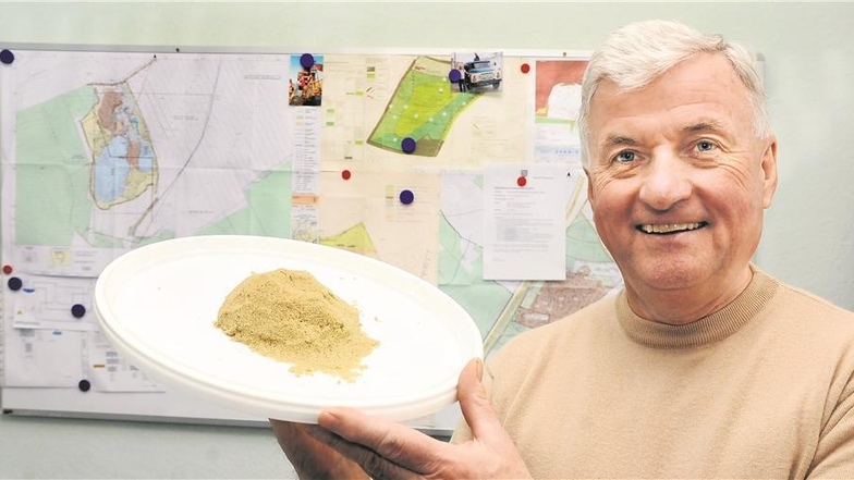 Wenns um Sand geht, ist seine Begeisterung nicht zu bremsen: Dr. Michael Fleischer zeigt eine Probe seines sehr feinkörnigen Sandes, wie er so nur im Kieswerk Naundorf bei Ponickau zu finden ist. Mit den richtigen Zuschlagstoffen könnten daraus ganz neue 