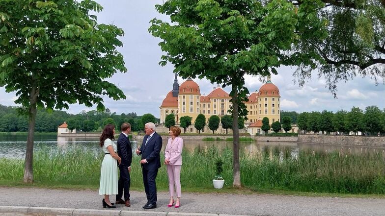 Sachsens Ministerpräsident Michael Kretschmer, seine Frau Annett Hofmann sowie Bundespräsident Frank-Walter Steinmeier und dessen Frau Elke Büdenbender warten vor Schloss Moritzburg auf die Ankunft des französischen Präsidenten.