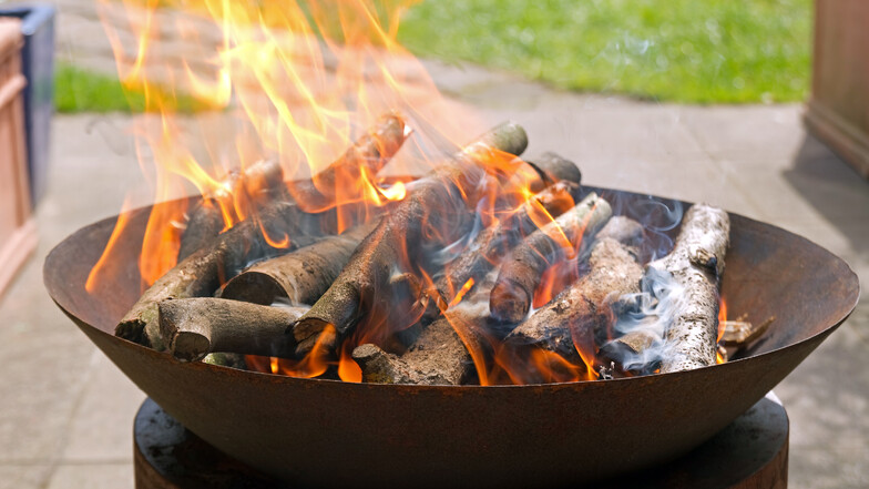 Hochwertes Gusseisen macht das Feuer im Garten zum sicheren Vergnügen.