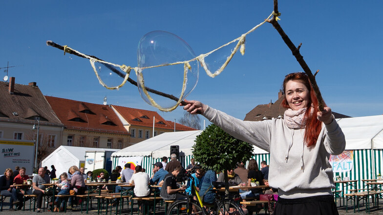 Die kleine Stadt an der deutsch-polnischen Grenze will mit dem bunten Fest auf dem Marktplatz auf ein neuerliches Treffen von Neonazis  reagieren. 