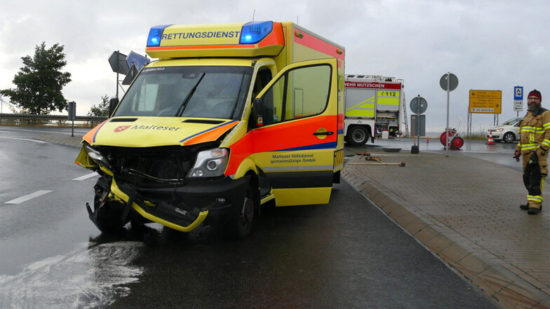 Rettungswagen stößt mit Auto zusammen