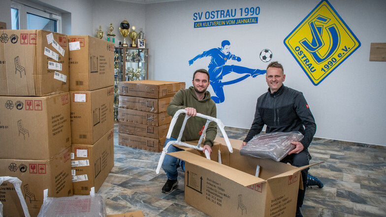 Tom Merzdorf und Jan Sauer vom SV Ostrau 90 gehören zu den Helfern, die bei der Inneneinrichtung des Vereinshauses helfen.