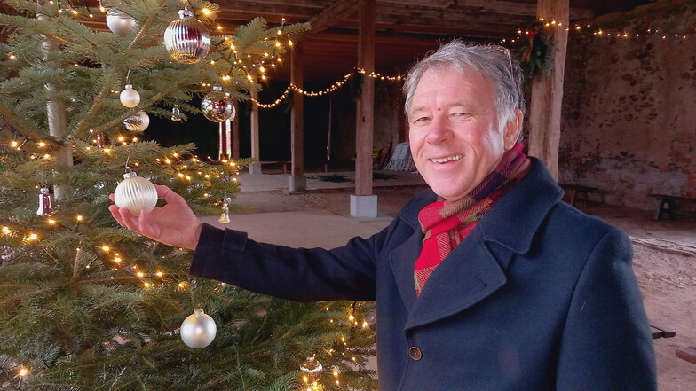 Schloss-Resort-Bauherr Henry de Jong freut sich über den geschmückten Weihnachtsbaum in der Kulturscheune. Sie wird erstmals auch Teil der Tiefenauer Schlossweihnacht sein.