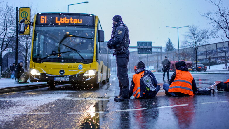 Die Busse der Linie 61 haben trotz der Blockade freie Fahrt. Auch Fahrzeuge mit Blaulicht hätten passieren können.