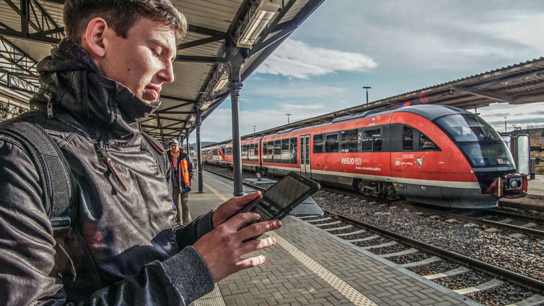 Ein Fahrgast informiert sich in Bautzen auf seinem Tablet über die nächsten Reisemöglichkeiten. Ab 15. Dezember kann er da noch öfter hinschauen.