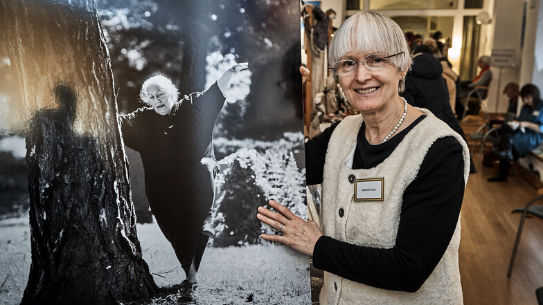 Schwarz-Weiß-Fotografie präsentierte Gabriele Seitz aus Radebeul. Auf dem Foto ist Charlotte Loßnitzer, Tanzpädagogin zu sehen.