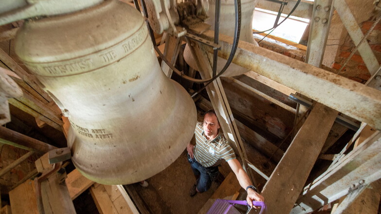 Hausmeister Thomas Löffler im Glockenturm der Kirche Skäßchen. Indem er im Turm ein Gerüst für die Sanierung der Jalousien baute, vermied er hohe Kosten für ein Außengerüst.