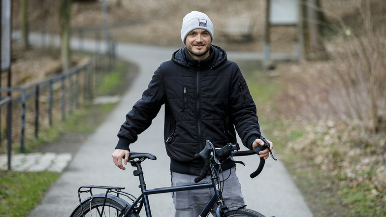 Maik Schätzel steht auf dem Neißeradweg an der Obermühle. Anfang Mai startet er seine bisher größte Radtour. Zuerst wird er eine Runde durch Westeuropa drehen, dann geht es weiter nach Nordeuropa, ins Baltikum und von dort schließlich nach Südostasien.