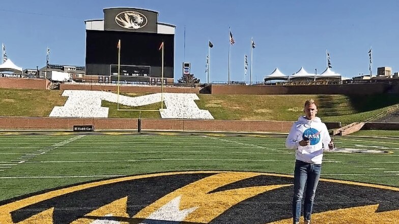 Ein Dresdner in Amerika: Jonathan Schmidt posiert im Football-Stadion seiner neuen Universität Missouri.