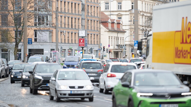 Halbleere Straßen wie zur Corona-Pandemie? Sind Geschichte. Dresdens Autofahrer stehen wieder häufiger im Stau.