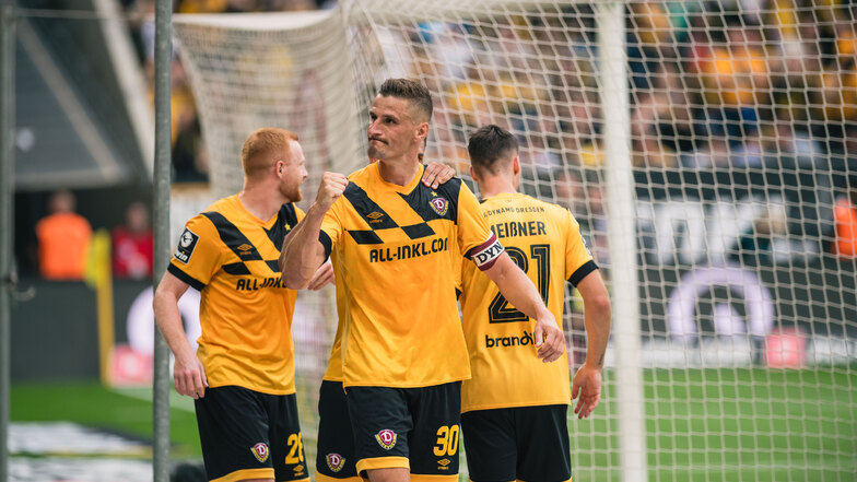 Die Mission Aufstieg klar formuliert: Kapitän Stefan Kutschke (v.) und das Dynamo-Team sind wild entschlossen, sich ihren Platz in der 2. Bundesliga zurückzuerobern. Unterstütze die Mannschaft mit deiner Mitgliedschaft!