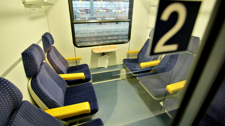 Das Abteil der 2. Klasse im Zug der RegionalExpress-Linie RE 6 Leipzig-Chemnitz versprüht trotz Modernisierung noch den Charme von Reichsbahnwagen aus DDR-Zeiten.