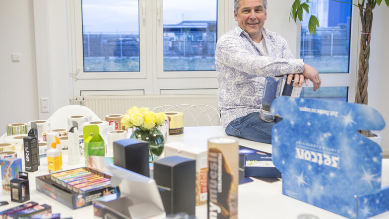 Geschäftsführer Stefan Harder zeigt eine Auswahl an Produkten, die in Zeithain von Labelprint 24 hergestellt werden.