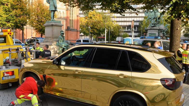Ein goldener SUV wird nahe der Königsallee in Düsseldorf abgeschleppt. Der BMW X5 wurde von der Polizei aus dem Verkehr gezogen.
