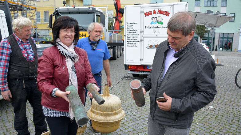 Was da wohl drin ist? Auch Sprembergs Bürgermeisterin Christine Herntier weiß es nicht, ehe die Kapseln demnächst fachmännisch geöffnet werden.