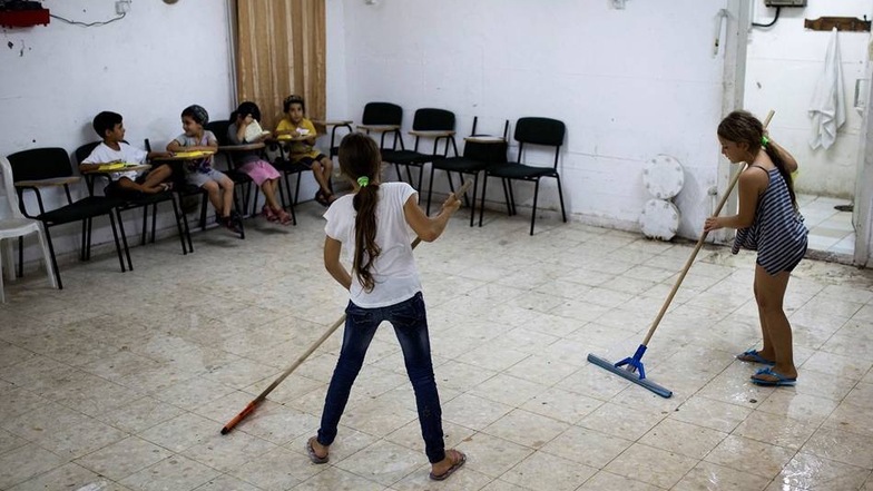 Israelische Mädchen putzen am Dienstag einen Bombenschutzkeller in der der südisraelischen Stadt Ashkelon.