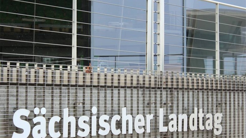 Der Tatort befindet sich in unmittelbarer Nähe des Landtages. Das Congress Center spiegelt sich auf diesem Foto in den Scheiben des Plenarsaals.