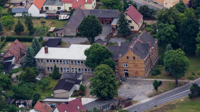Die neue Wiednitzer Schule wurde 1998 geschlossen und im Anschluss von der Gemeindeverwaltung, von Vereinen, von der Kleiderkammer und einem Lebensmittelladen genutzt. Auch Wohnungen waren vermietet. Ende 2013 wurde die Immobilie verkauft.