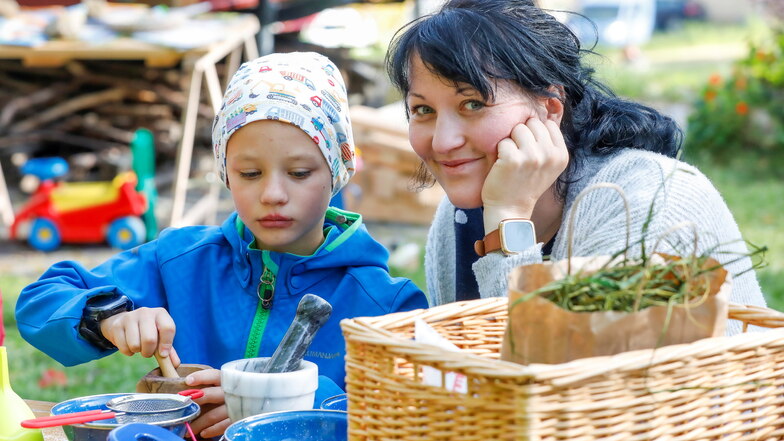 Eine Mutter machte mit ihrem Sohn Kräutersalz beim Naturpark-Kinderfest.