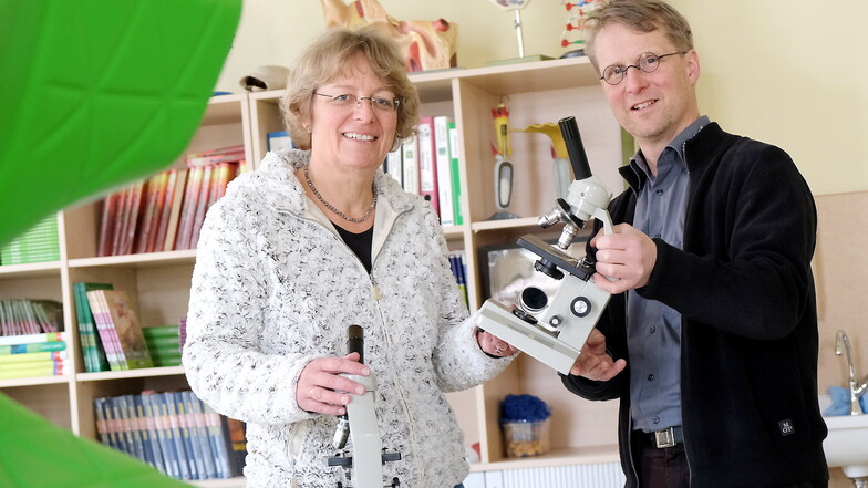 Dorothee Finzel von der Freien Werkschule und Unternehmer Holger Schmidt mit Mikroskopen für eine Schule in Nepal.