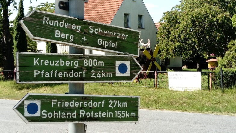 Wegweiser für Wanderwege in Jauernick-Buschbach.