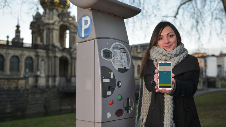 In Dresden können Parkscheine nun auch via Smartphone, wie hier am Zwinger von SZ-Redakteurin Franziska Springer, gelöst werden.