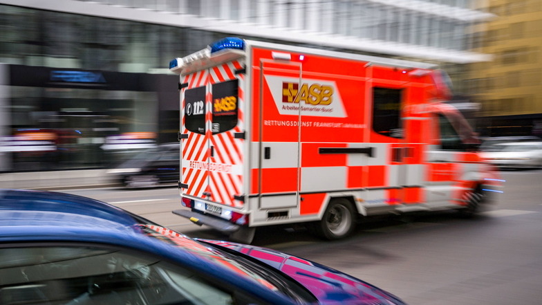 Der Rettungsdienst hat in Zwickau eine verletzte Frau nach einem Unfall behandelt.