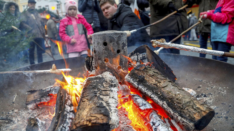 An offenen Feuern konnten die Löbauer Weihnachtsmarktbesucher Knüppelkuchen backen.