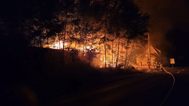 Hohe Flammen waren in der Nacht zu Sonntag an der Müglitztalstraße in Lauenstein zu sehen.