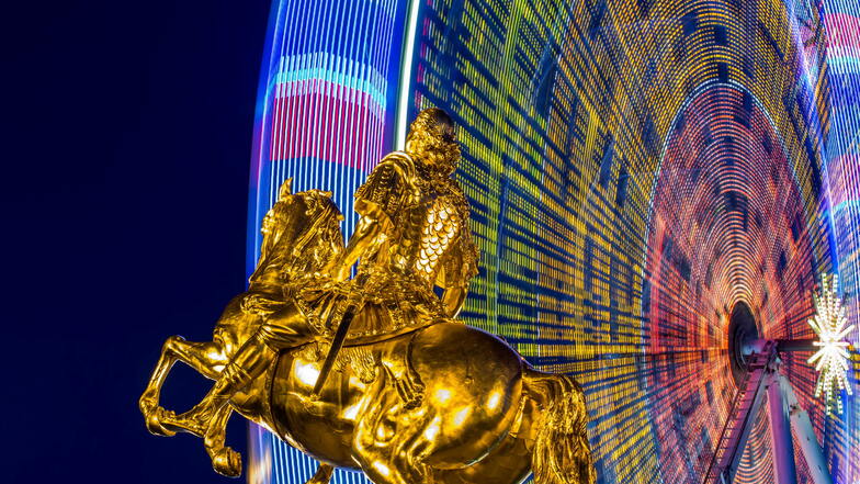 Eine Erinnerung an bessere Zeiten, als sich hinterm Goldenen Reiter in Dresden vor Weihnachten ein Riesenrad drehte. In diesem Jahr war es gerade aufgebaut, als alle Weihnachtsmärkte abgesagt wurden.