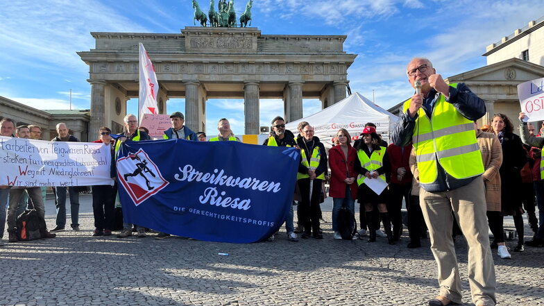 Riesas Nudelwerker streiken vorm Brandenburger Tor