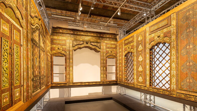 Fertig restauriert, aber nicht als Raum rekonstruiert: Ausstellungsansicht des Dresdner Damaskuszimmers im Japanisches Palais