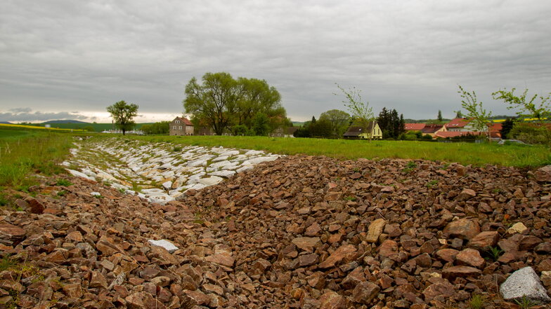 Der Graben am Hohlweg in Krebs gehört zu den Hochwasserschutzmaßnahmen, die fertig sind.